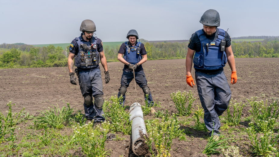 Usuwanie niewybuchów z pola w Ukrainie 