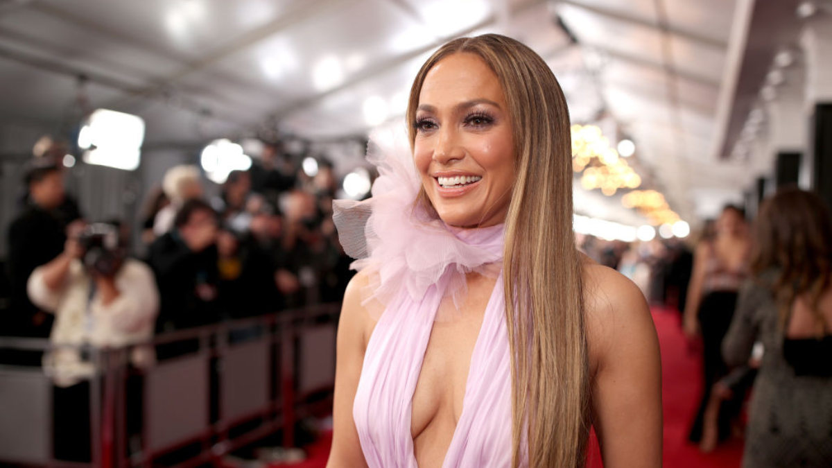 Imádjuk: Jennifer Lopez az asztalon táncolva ünnepli születésnapját