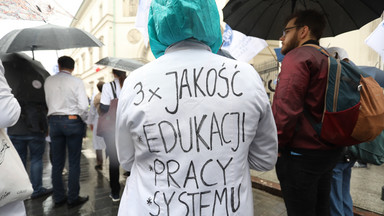 Trwa protest lekarzy przed siedzibą Ministerstwa Zdrowia