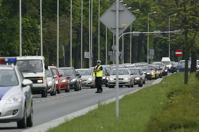 Wracał na motorze ze służby. Wjechało w niego czarne audi