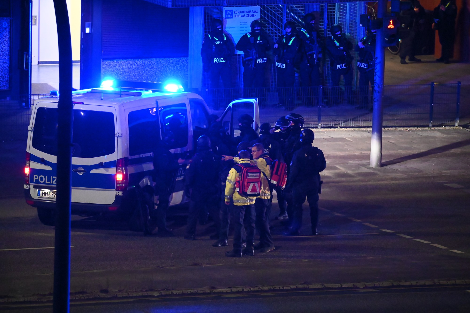 Policajti na mieste streľby 9. marca 2023 v Hamburgu.