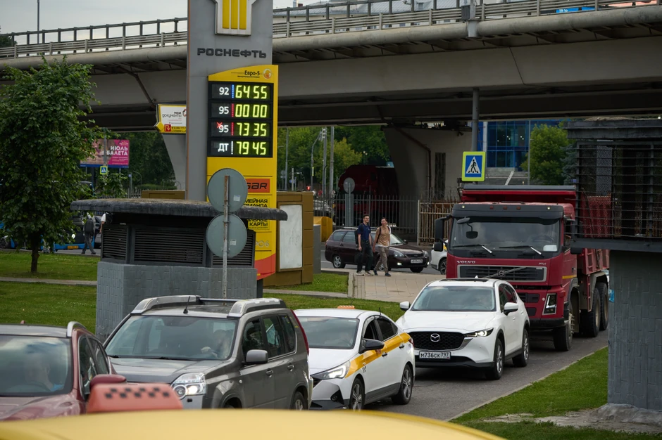 Red na benzinskoj stanici u Moskvi 29. juna