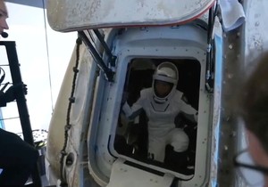 Misija Fram2 - Janik Mikelsen izlazi iz kapsule po povratku na Zemlju