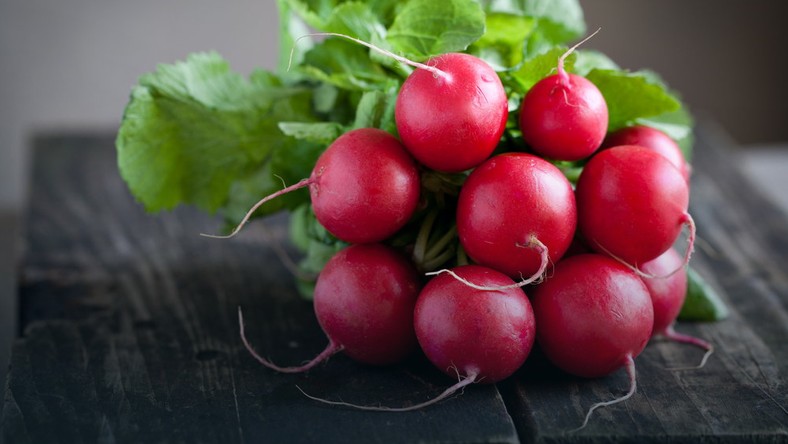 Rzodkiewka przyspiesza metabolizm, poprawia kondycję włosów i skóry, przeciwdziała anemii 