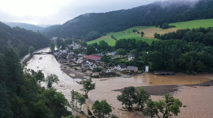 Drónnal készített légi felvétel a megáradt Ahr folyóról a Rajna-vidék-Pfalz szövetségi tartományban fekvő Schuld településen /MTI/AP/DPA/Christoph Reichwein