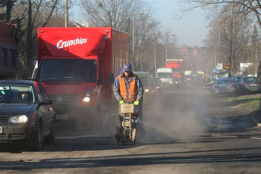 Łatają dziury w godzinach szczytu