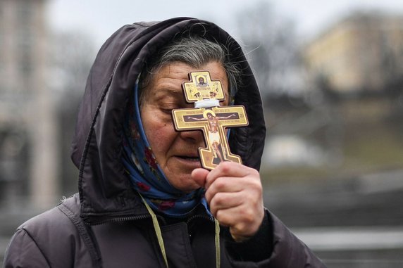 Kobieta modli się rano na Placu Niepodległości w Kijowie