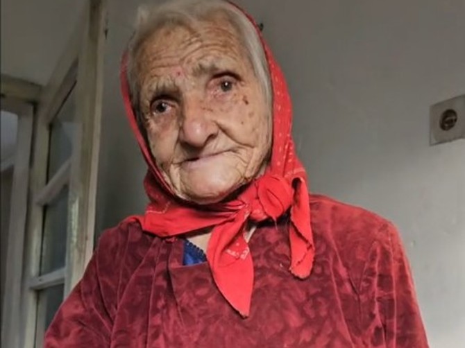 Baka Mirjana ima 98 godina, živi sama i sama obavlja sve poslove