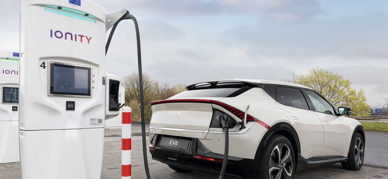 Nowa Kia EV6 zaskoczy w Polsce ceną szybkiego ładowania. Przybędzie nowych stacji IONITY