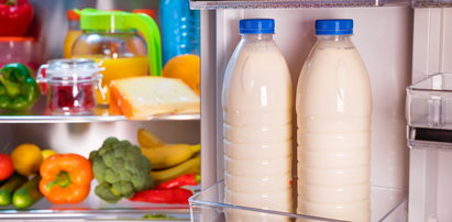 Nie przechowuj mleka w drzwiach lodówki. Ekspert wyjaśnia dlaczego