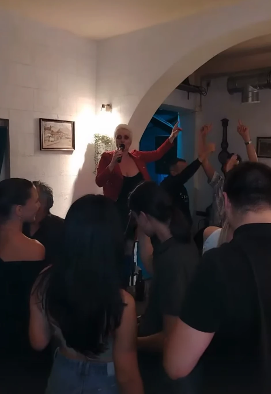 Maja Nikolić na stolu u kafani