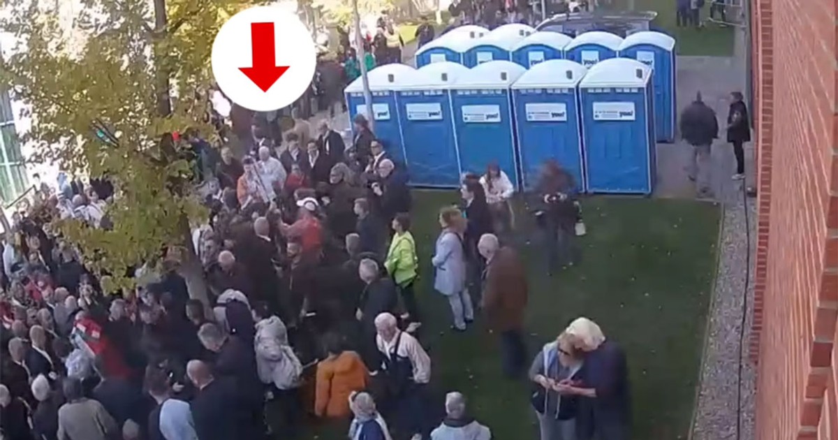 Kikerült a videó, így szedték ki a tömegből a táblával Orbánt gúnyoló exnyomozót