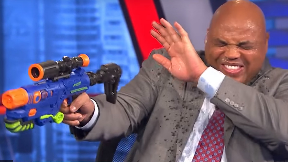 W programie "Inside the NBA" w stacji TNT komentatorzy zwrócili uwagę na polską tradycję śmigusa-dyngusa. Sprawy przybrały nieoczekiwany obrót - w pewnym momencie Shaquille O'Neal wyjął pistolet na wodę i zlał Charlesa Barkleya.