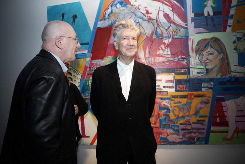 David Lynch na tle wystawy litografii i fotografii w 2009 roku (fot. archiwum Ars Cameralis) 