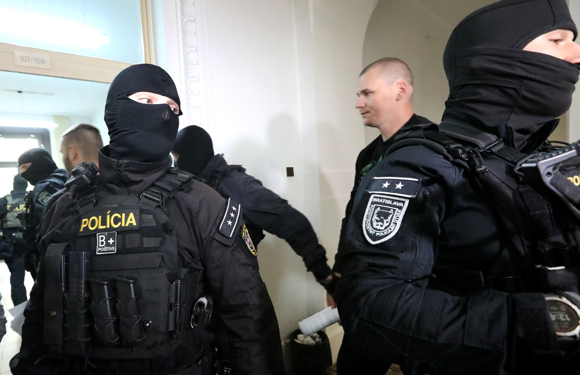 Výsluch obvinených v súvislosti s podozrením z činnosti neonacistickej skupiny pôsobiacej v Bratislave.