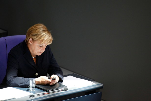 Na zdj. Angela Merkel używa telefonu podczas spotkania w Bundestagu, 15. sierpnia 2010.