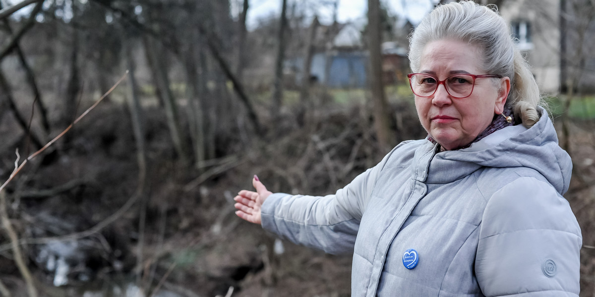 Pani Małgosia z przerażeniem patrzy na podnoszący się stan wody. 