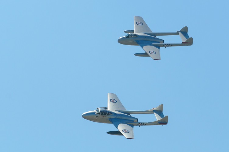 Samoloty DH Vampire podczas pokazu lotniczego, 13 bm. Na poznańskim lotnisku Ławica odbywają się pokazy lotnicze Aerofestival 2015. (jk/cat) PAP/Jakub Kaczmarczyk