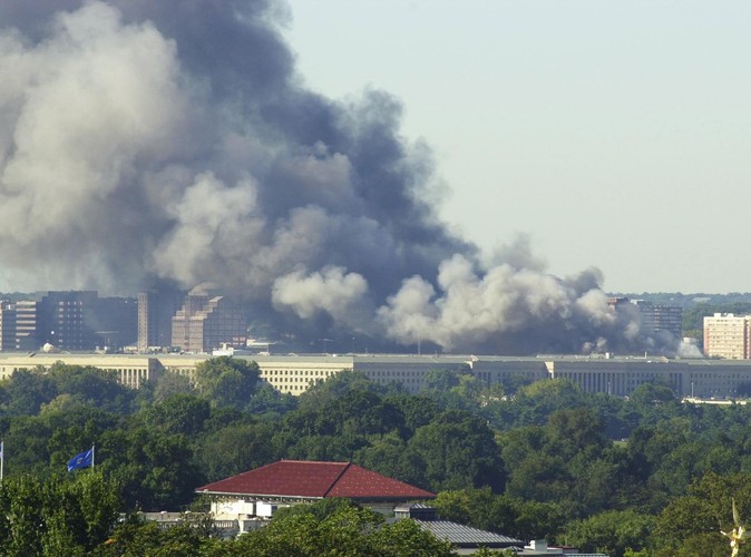 Dym unosi się nad Pentagonem, po tym jak w budynek uderzył jeden z porwanych przez terrorystów samolotów