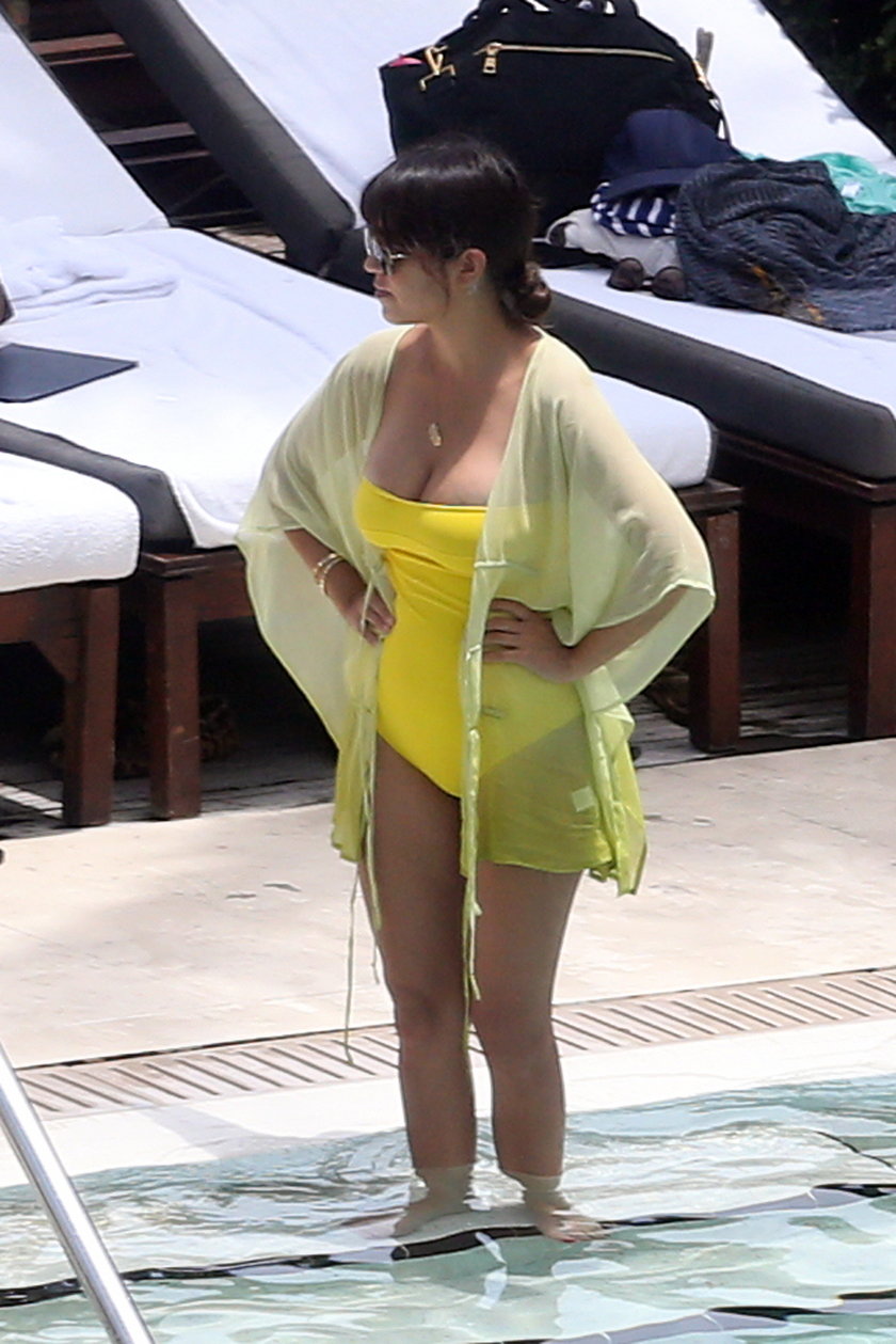 Kourtney Kardashian w kostiumie