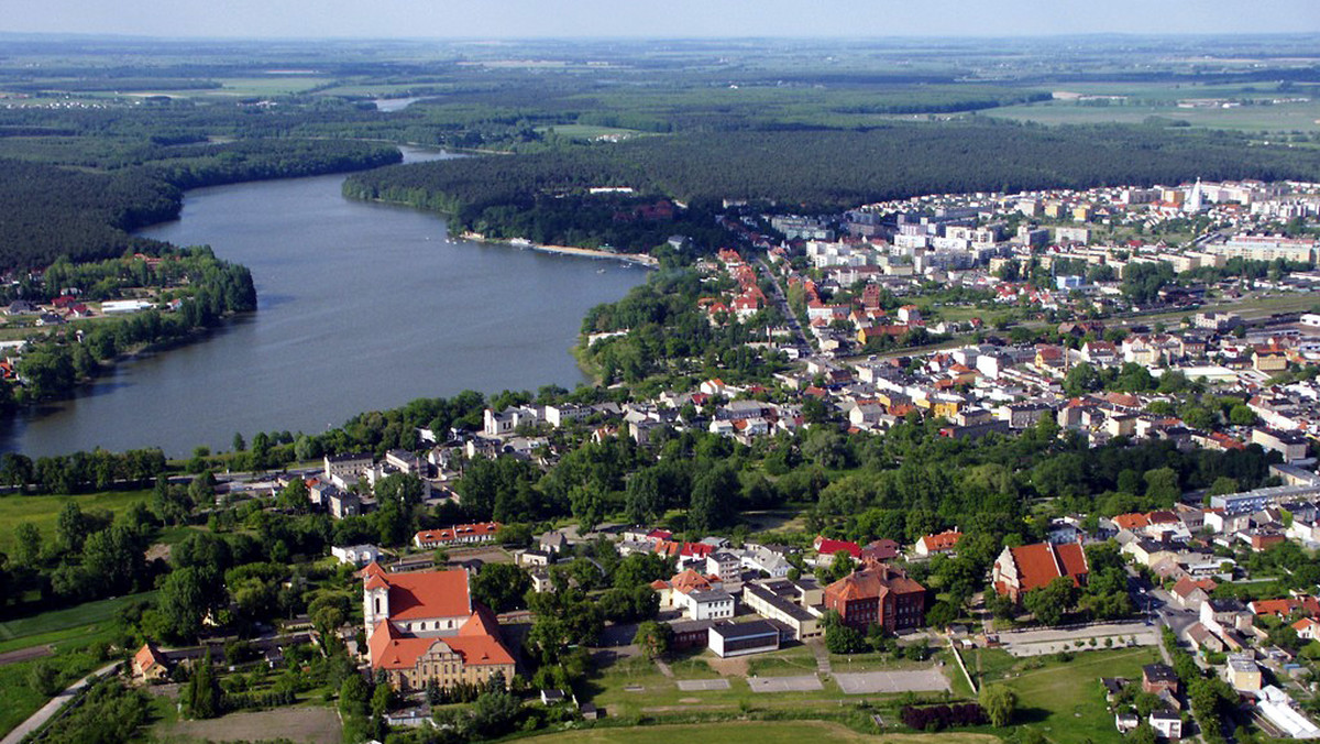 Pałuki rozpościerają się na pograniczu Wielkopolski, Pomorza i Kujaw, pomiędzy Notecią a Wełną. Dumne z prastarej historii, rozkochane we własnym krajobrazie, zapatrzone w tafle 130 jezior.