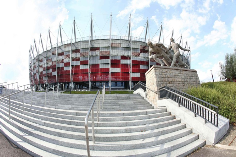 <b>Koncert Madonny na Stadionie Narodowym</b>
<br>
<br>
Najwyższa Izba Kontroli w czerwcu uznała, że Ministerstwo Sportu i Turystyki, wspierając koncert Madonny na Stadionie Narodowym kwotą ponad 6 mln zł, postąpiło niegospodarnie. Pieniądze miały się zwrócić, ale nic z tego nie wyszło. W efekcie Skarb Państwa miał stracić na tym przedsięwzięciu ponad 4,6 mln złotych 
<br>
<br>
Pomysłu broniła szefowa resortu Joanna Mucha. Utrzymywała, że gdyby nie podjęła takiej decyzji, NIK zarzuciłby jej zmarnowanie szansy na promocję Stadionu. Pojawiły się głosy, że Mucha powinna podać się do dymisji.