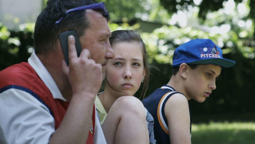 <strong>Komunia, reż. Anna Zamecka</strong>
<br><br>
Kiedy dorośli bawią się w dom, wtedy to dzieci muszą szybko dorosnąć. 14-letnia Ola nie tylko opiekuje się niewydolnym ojcem, autystycznym bratem i mieszkającą osobno matką; ale przede wszystkim stara się złożyć rodzinę w całość. Żyje nadzieją, że uda się jej na powrót ściągnąć matkę do domu. Pretekstem do spotkania z nią jest komunia święta 13-letniego Nikodema i Ola bierze na siebie całą odpowiedzialność za przygotowanie idealnej rodzinnej uroczystości. Sam Nikodem obserwuje zmagania bliskich ze swojej własnej, niezwykłej perspektywy
<br><br>
[opis dystrybutora]