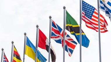 Quiz. Geografia dla każdego. Dopasuj flagi do państw. Do zdobycia jest 10 punktów