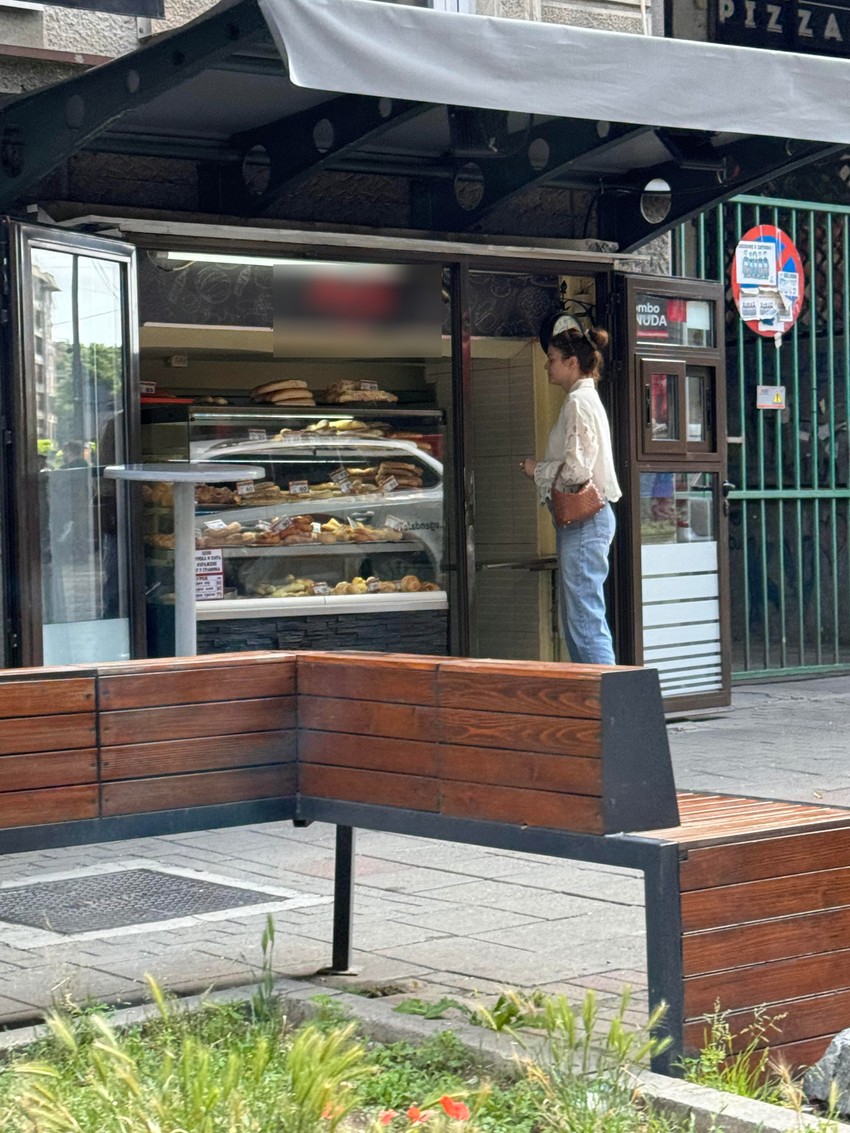 Nina Janković kupuje u pekari