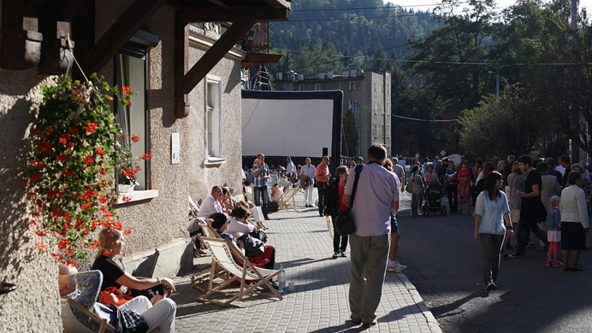 Fundacja Sztuki Współczesnej „In Situ" zaprasza na 4. edycję Sokołowsko Festiwal Filmowy Hommage à Kieślowski, odbywającą się w dniach 5-7 września w Sokołowsku na Dolnym Śląsku, gdzie Krzysztof Kieślowski spędził część dzieciństwa.Festiwal ma na celu pokazanie, że twórczość jednego z najbardziej znanych polskich reżyserów, jak również jego dokumentalna wrażliwość, nadal stanowią punkt odniesienia dla wielu współczesnych, tak polskich jak i zagranicznych twórców filmowych. Organizatorzy festiwalu chcą pozostać wierni dziedzictwu wybitnego artysty, który przez wiele lat rozwijał swój styl, dowodząc swoich umiejętności zarówno w dziedzinie dokumentu, jak i filmu fabularnego. Sokołowsko Festiwal Filmowy Hommage à Kieślowski odbywa się pod patronatem honorowym żony reżysera, Pani Marii Kieślowskiej.