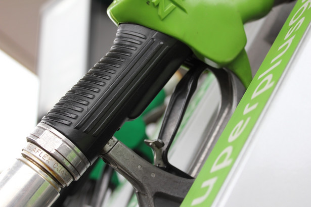 Cena benzyny "95" w przyszłym tygodniu powinna wynosić 4,78-4,88 zł/l, benzyny "98" 4,88-4,99 zł, a oleju napędowego 4,65-4,73 zł/l - prognozuje portal e-petrol.pl. Oznacza to, że ceny nie zmienią się lub w przypadku oleju napędowego lekko wzrosną. fot. Shutterstock