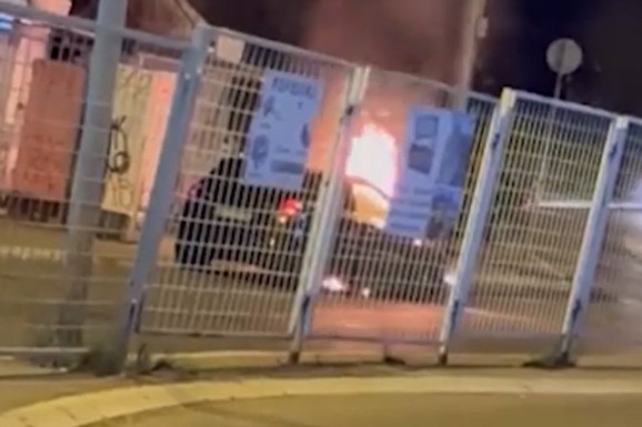 (VIDEO) ZAPALIO SE AUTO NAKON JAKOG UDARCA Drama u Železniku: Vatrogasci gasili vatrenu stihiju