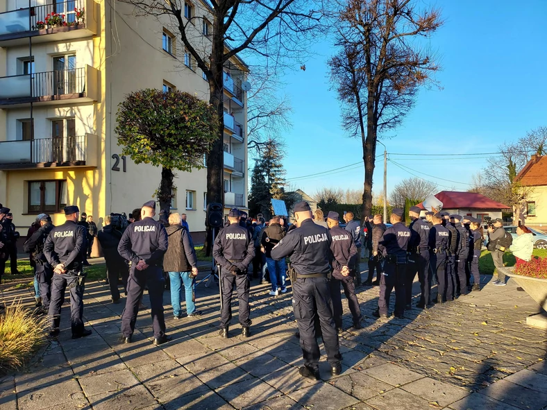 Policja rozwiązuje protest w Wadowicach