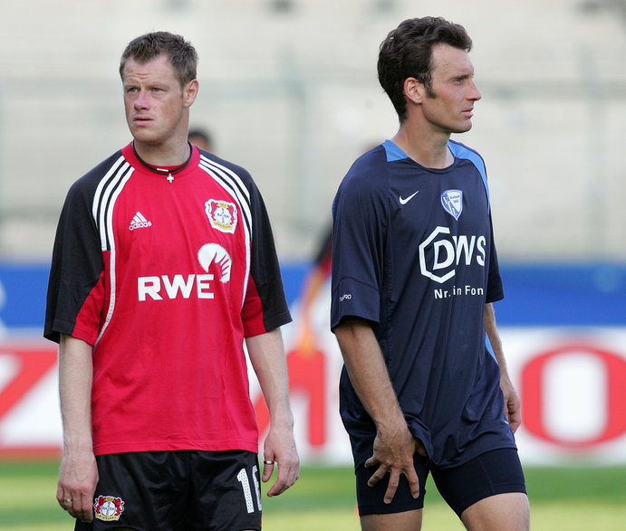 Jacek Krzynówek (Bayer Leverkusen) i Tomasz Zdebel (VfL Bochum) na rozgrzewce przed meczem w 1. Bundeslidze