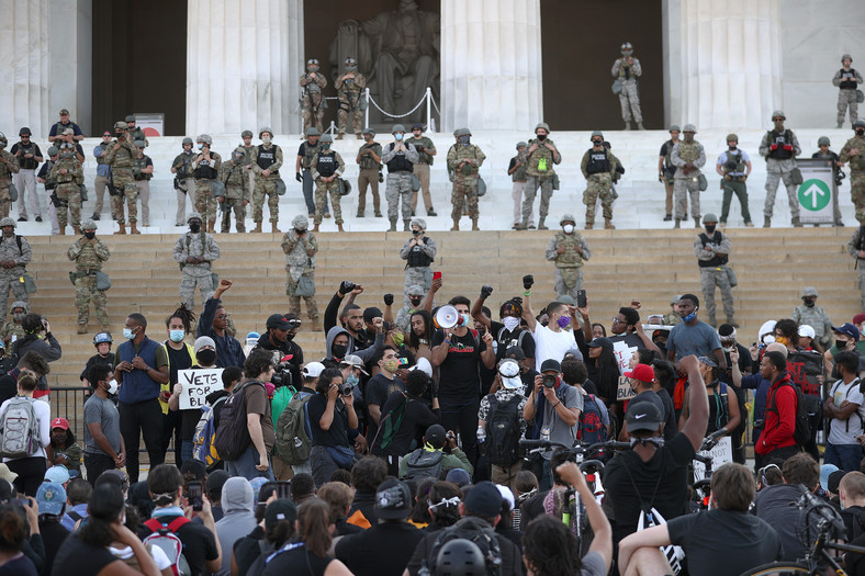 Funkcjonariusze amerykańskich służb oraz demonstranci protestujący w Waszyngtonie przeciwko brutalności policji w związku ze śmiercią George'a Floyda, 2 czerwca 2020 r.