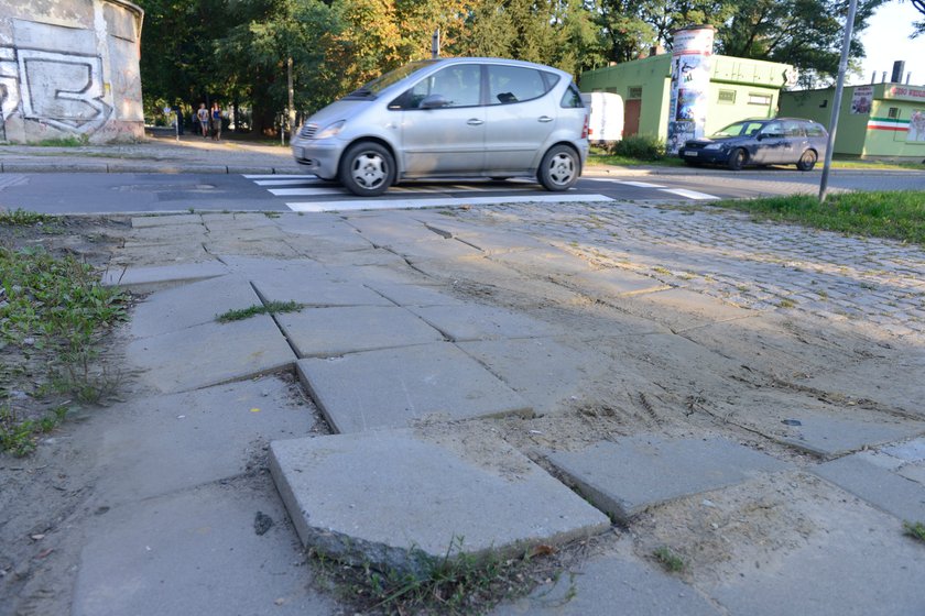 Zniszczony chodnik przy Górniczej we Wrocławiu