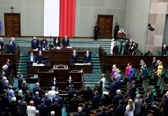 Tęcza na zaprzysiężeniu Andrzeja Dudy. Posłanki Lewicy ubrały się tak, że razem ułożyły flagę LGBT