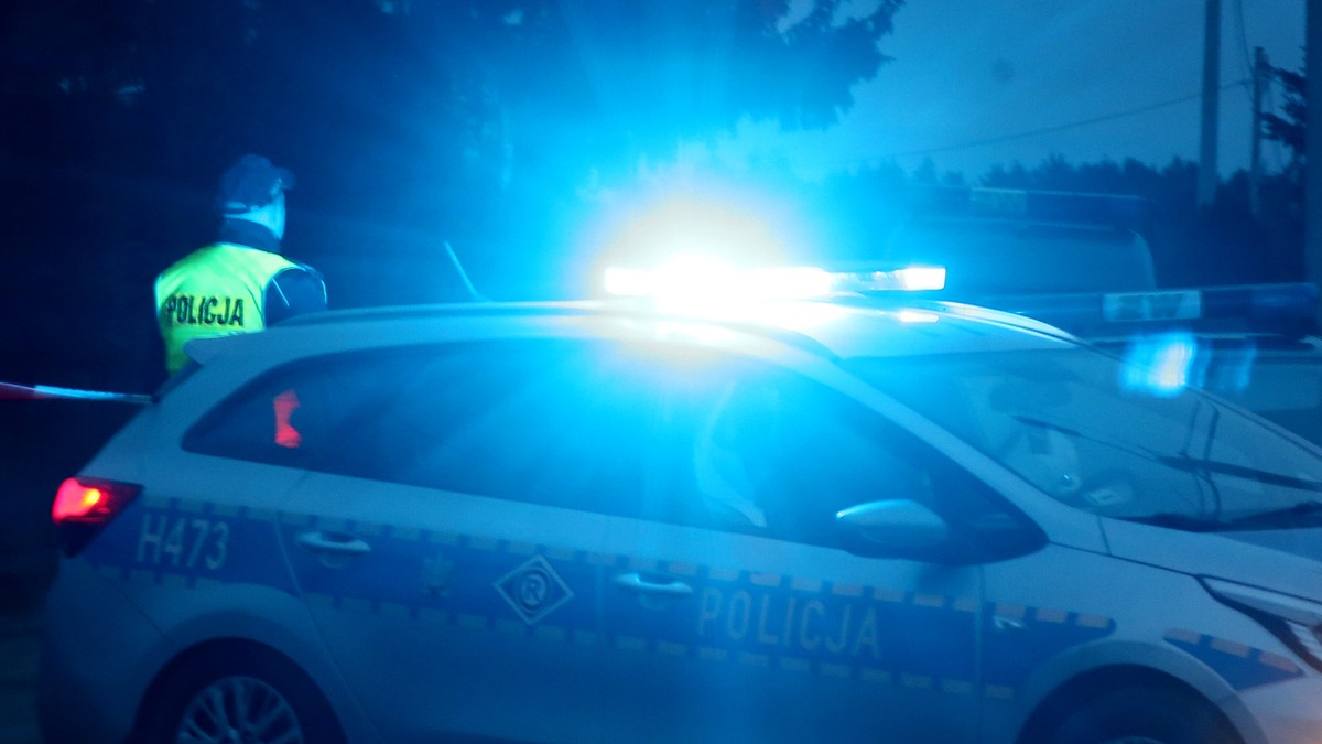 Sąsiadka zauważyła ją zakrwawioną, leżącą przed domem. "Wokół niej krążył mężczyzna"