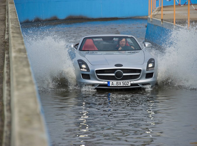 Mercedes ujawnił zdjęcia z testów SLS-a w wersji roadster...