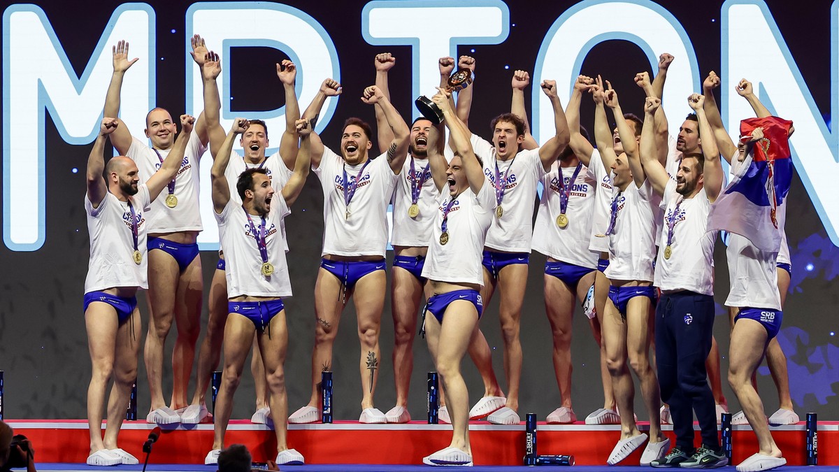 "BRAVO BRAĆO ŠAMPIONI" Estrada slavi pobedu Delfina - Voditeljka pratila iz prvih redova, a pevač puca od ponosa: "Hoće neko na vaterpolo?" Kép