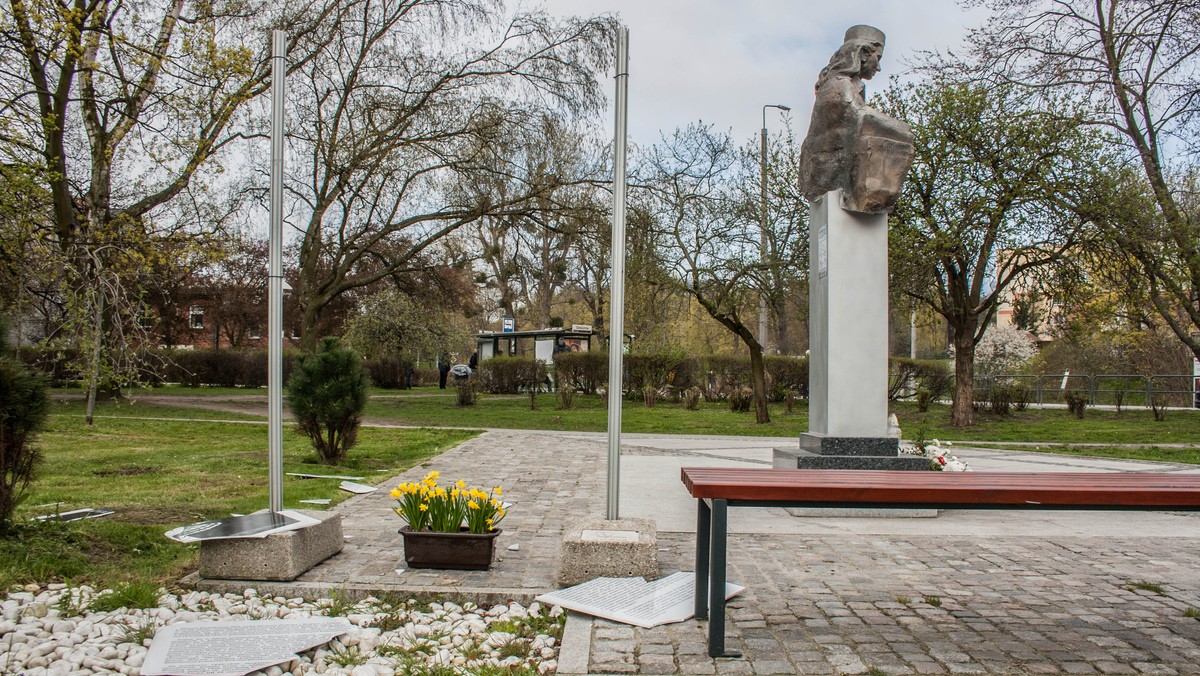 Dewastacja miała miejsce tuż obok pomnika upamiętniającego postać legendarnej sanitariuszki AK Danuty "Inki" Siedzikówny. Monument stoi na gdańskiej Oruni, przy ulicy Gościnnej.