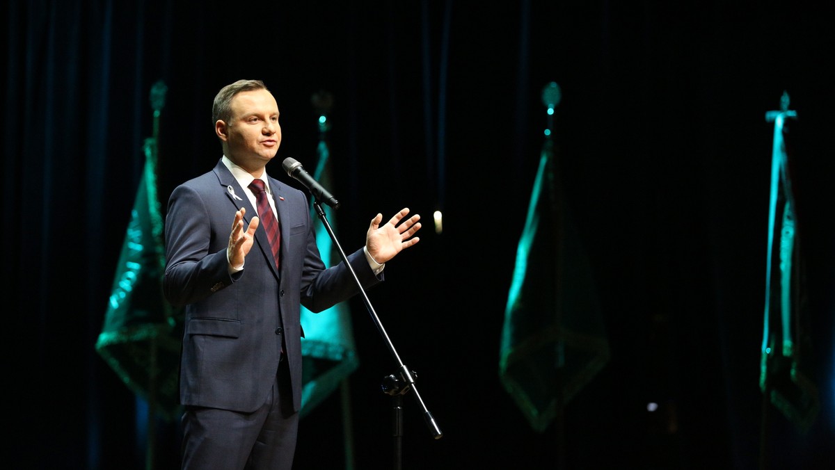 - Chylę czoła przed wielkim dorobkiem polskiej adwokatury na przestrzeni polskich dziejów - powiedział dziś prezydent Andrzej Duda podczas XII Krajowego Zjazdu Adwokatury w Krakowie.