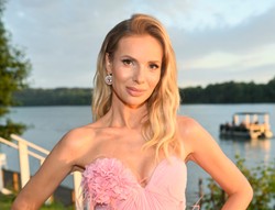 Izabela Janachowska wystąpiła w białej kreacji na ślubie Ewy Wachowicz? Internauci nie mają wątpliwości