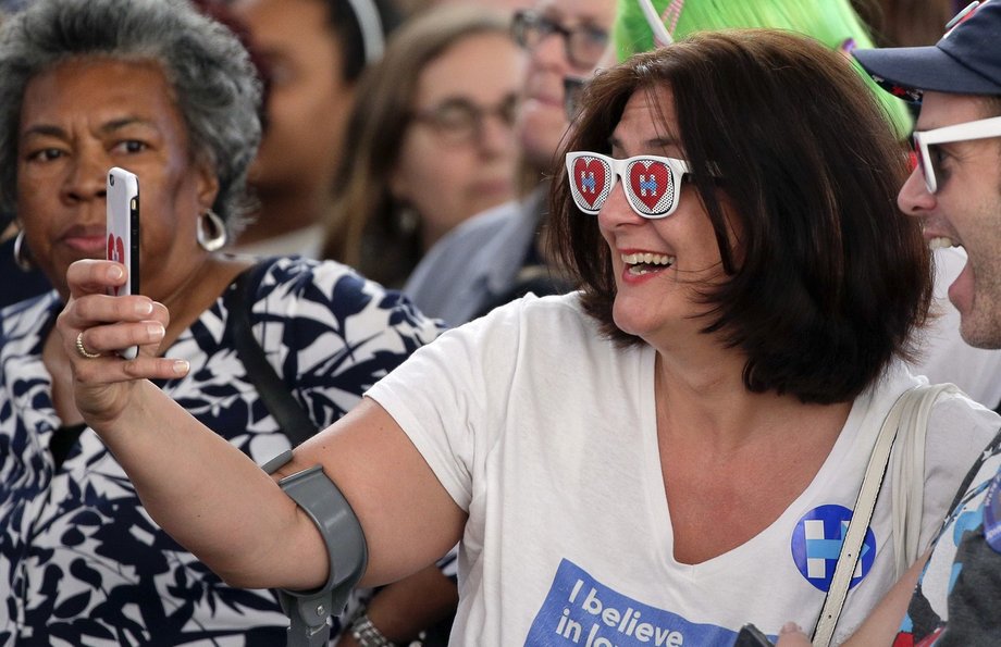 Wyborczyni Hillary Clinton robi selfie