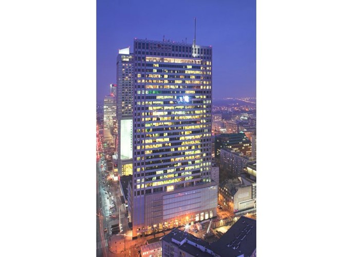 Biurowce w centrum stolicy działają więc na najemców magnes. Przykładem jest Warsaw Financial Center (WFC) u zbiegu ulic Emilii Plater i Świętokrzyskiej. Oddany do użytku w 1998 r., był pierwszym nowoczesnym budynkiem biurowym w stolicy i zapoczątkował powstanie Centralnej Dzielnicy Biznesowej. <br><br/>
Biurowiec ma 144 m wysokości do dachu, a wraz z iglicą - 165 m. WFC oferuje na każdym piętrze 1,9 tys. mkw., wysokiej na 2,75 metra nowoczesnej powierzchni biurowej. Daje to najemcom nieograniczone możliwości aranżacyjne. <br><br/>
Wieżowiec zaprojektowali amerykańscy architekci z pracowni Kohn Pedersen Fox Associates, autorzy monolitycznego 333 West Wacker Drive w Chicago. WFC zmienił oblicze Warszawy, nadając jej wielkomiejskiego rozmachu. Obecnie budynek jest zaliczany do ścisłej czołówki najbardziej renomowanych wieżowców w Polsce.
