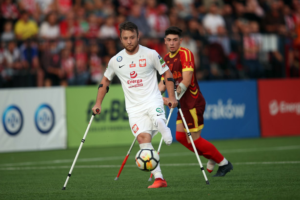 Piłkarz reprezentacji Polski Jakub Kożuch (L) i Fran Castilla (P) z Hiszpanii podczas meczu mistrzostw Europy w amp futbolu w grupie A