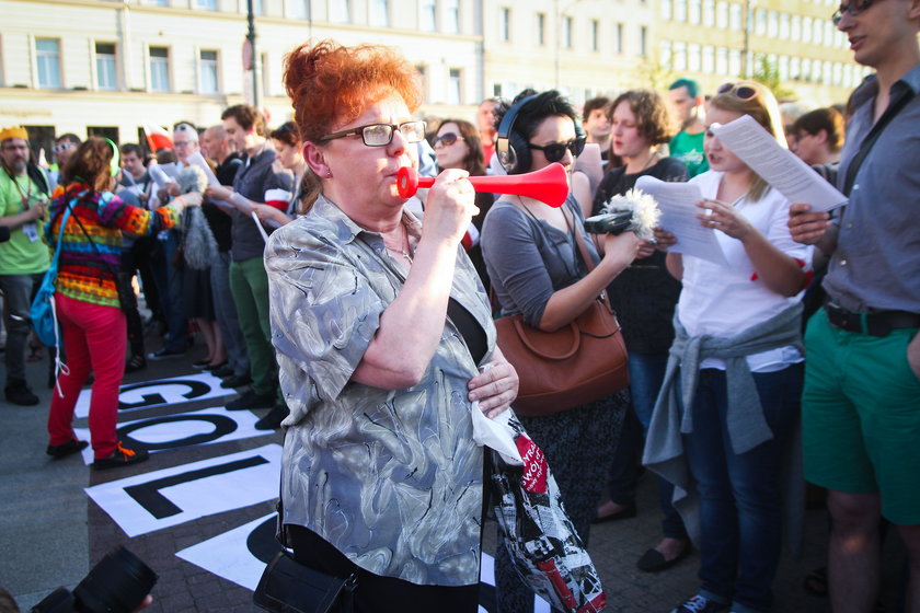 Pani z gwizdkiem która protestuje