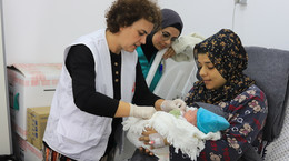 Lekarze ze Strefy Gazy alarmują: kobiety rodzą w plastikowych namiotach i publicznych toaletach