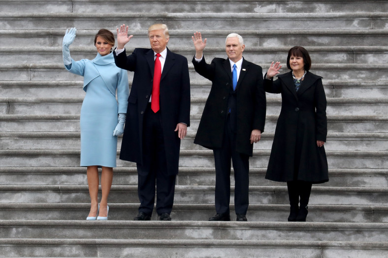 Pierwsza dama Melania Trump, prezydent Donald Trump, wiceprezydent Mike Pence i Karen Pence, styczeń 2017 