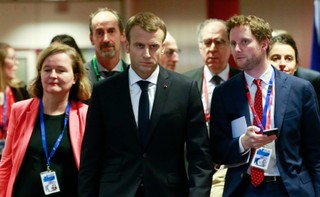 Macron znosi stan wyjątkowy, ale daje większe uprawnienia służbom